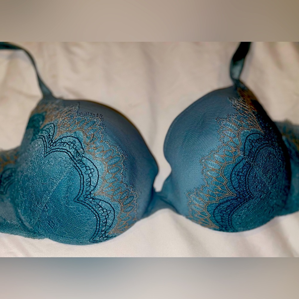 B.Tempted underwire lace on the front and sides. 34DD padded push up bra.